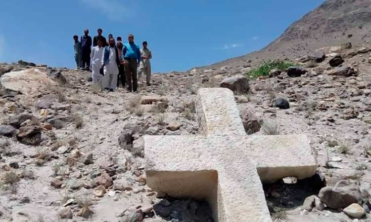 Descubren una cruz cristiana con más de mil años de antigüedad en el norte de Pakistán Descubren una cruz cristiana con más de mil años de antigüedad en el norte de Pakistán