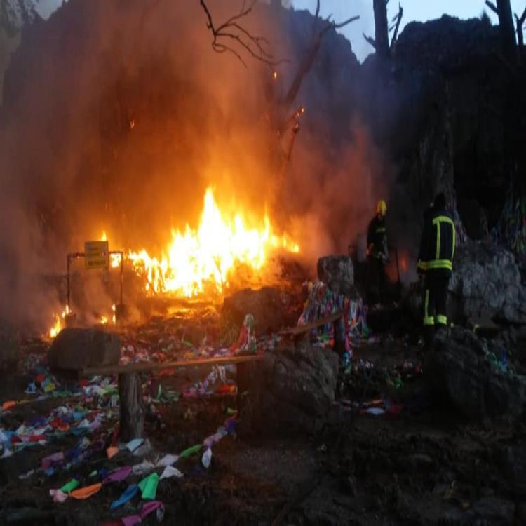 El incendio en la Gruta de los Pañuelos no dañó la imagen de la Virgen El incendio en la Gruta de los Pañuelos no dañó la imagen de la Virgen
