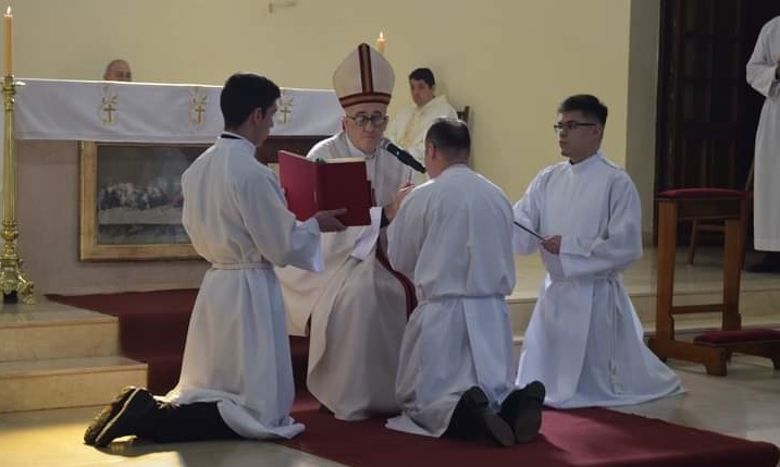 El obispo de Posadas anima al servicio al nuevo diácono El obispo de Posadas anima al servicio al nuevo diácono