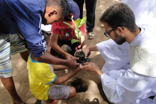 El Papa exhorta a un cambio que consagre la ecología integral El Papa exhorta a un cambio que consagre la ecología integral