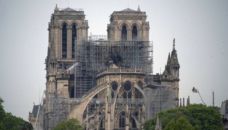Las obras de Notre Dame retiran todo el andamiaje quemado Las obras de Notre Dame retiran todo el andamiaje quemado