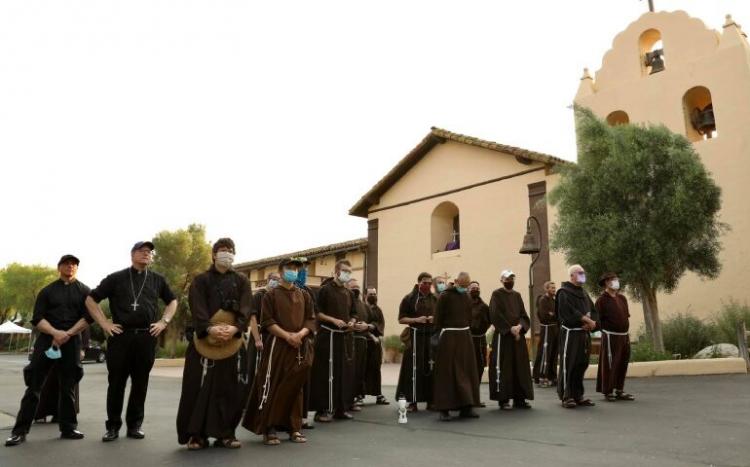 Rezando y cantando defienden el legado de san Junípero Serra ante los manifestantes Rezando y cantando defienden el legado de san Junípero Serra ante los manifestantes