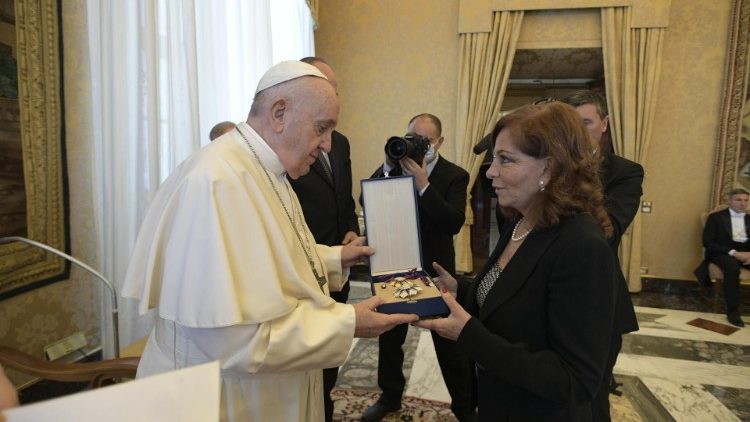El Papa a los periodistas: su misión es hacer el mundo menos oscuro El Papa a los periodistas: su misión es hacer el mundo menos oscuro