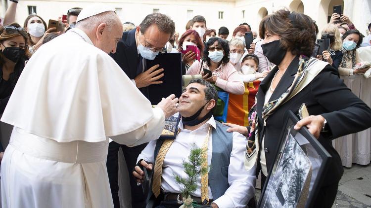 El Papa bendice a Haddad, el deportista que hizo frente a una lesión medular, antes de su viaje al Polo El Papa bendice a Haddad, el deportista que hizo frente a una lesión medular, antes de su viaje al Polo
