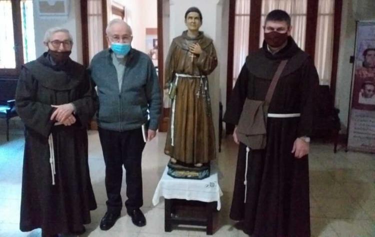 Franciscanos obsequian una estatua de Esquiú al arzobispo de Córdoba Franciscanos obsequian una estatua de Esquiú al arzobispo de Córdoba