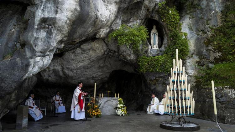 Francisco ruega a la Virgen de Lourdes por los que sufren en la pandemia Francisco ruega a la Virgen de Lourdes por los que sufren en la pandemia