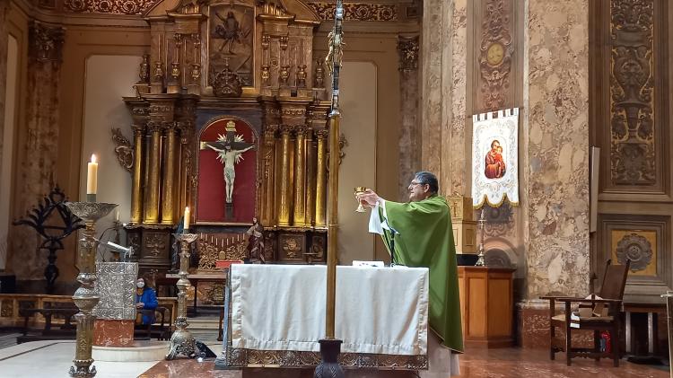 La celebración de la Eucaristía llega a los hogares a través de los medios La celebración de la Eucaristía llega a los hogares a través de los medios