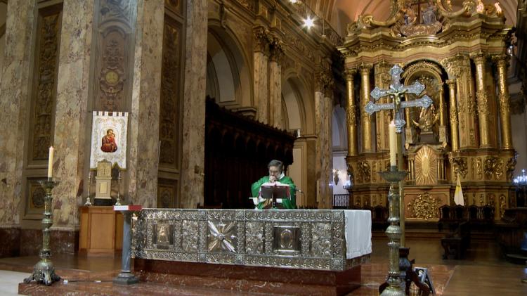 La misa dominical se transmite por radio y televisión La misa dominical se transmite por radio y televisión