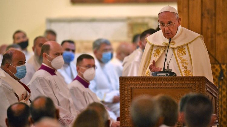 "Las Bienaventuranzas son para ti, que estás afligido, sediento de justicia y perseguido", dijo el Papa a los iraquíes. "Las Bienaventuranzas son para ti, que estás afligido, sediento de justicia y perseguido", dijo el Papa a los iraquíes.