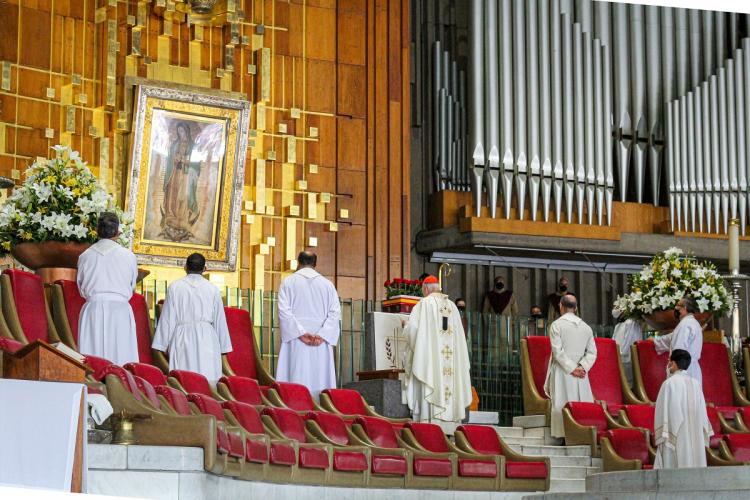 Los mexicanos rezan ante la Virgen de Guadalupe por unas elecciones en paz Los mexicanos rezan ante la Virgen de Guadalupe por unas elecciones en paz