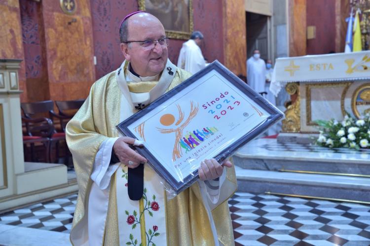 Mons. Cargnello entregó el Camino Sinodal a las parroquias salteñas Mons. Cargnello entregó el Camino Sinodal a las parroquias salteñas