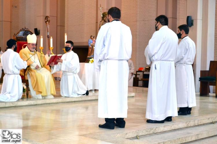 Mons. Domínguez admitió a tres jóvenes a las Sagradas Órdenes Mons. Domínguez admitió a tres jóvenes a las Sagradas Órdenes