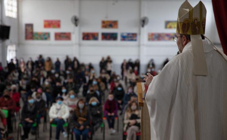 Mons. Gonzalez visitó el colegio Esquiú de City Bell Mons. Gonzalez visitó el colegio Esquiú de City Bell