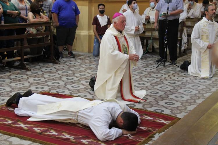Mons. Maletti ordenó un sacerdote para Merlo-Moreno Mons. Maletti ordenó un sacerdote para Merlo-Moreno