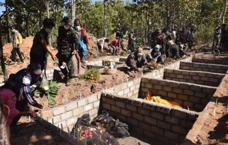 Myanmar: Dolor y llanto en el funeral de los 35 civiles católicos asesinados en vísperas de Navidad Myanmar: Dolor y llanto en el funeral de los 35 civiles católicos asesinados en vísperas de Navidad