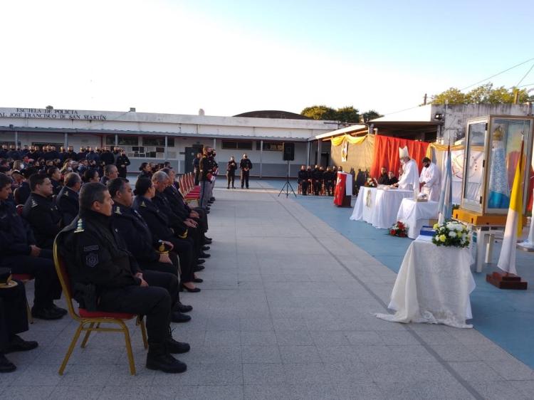 Cadetes de la Escuela de Policía de Corrientes recibieron la Confirmación Cadetes de la Escuela de Policía de Corrientes recibieron la Confirmación