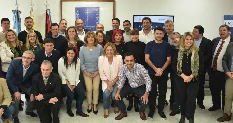 Candidatos santafesinos suscriben el Pacto Social para 'abrazar al pueblo que sufre' Candidatos santafesinos suscriben el Pacto Social para 'abrazar al pueblo que sufre'