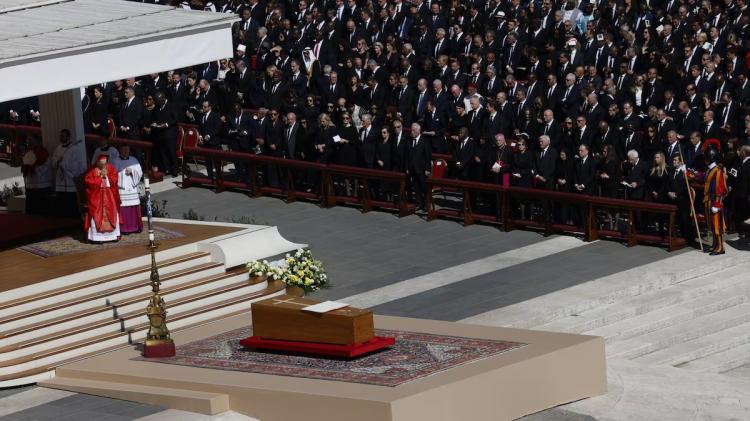 Card. Re: 'Francisco, un Papa entre el pueblo con el corazón abierto a todos'