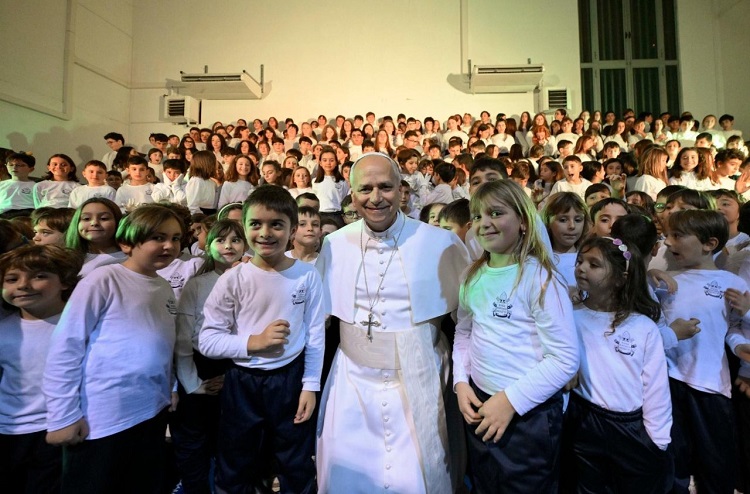 El Papa asistió a un concierto de villancicos en el colegio de Castel Gandolfo