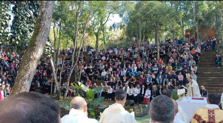 Cientos de fieles peregrinaron al santuario de Santa María del Yguazú Cientos de fieles peregrinaron al santuario de Santa María del Yguazú
