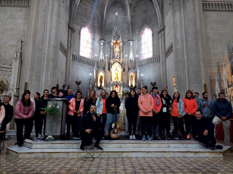 Colegios del obispado de Azul peregrinaron hacia el Seminario diocesano Colegios del obispado de Azul peregrinaron hacia el Seminario diocesano