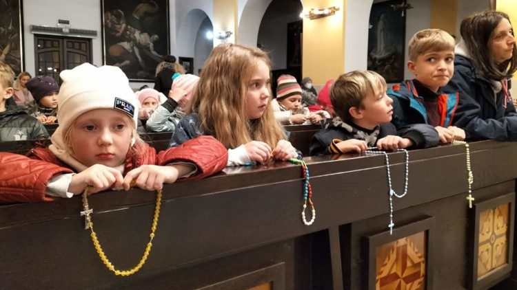 Con la bendición del Papa un millón de niños rezarán el Rosario por la paz Con la bendición del Papa un millón de niños rezarán el Rosario por la paz