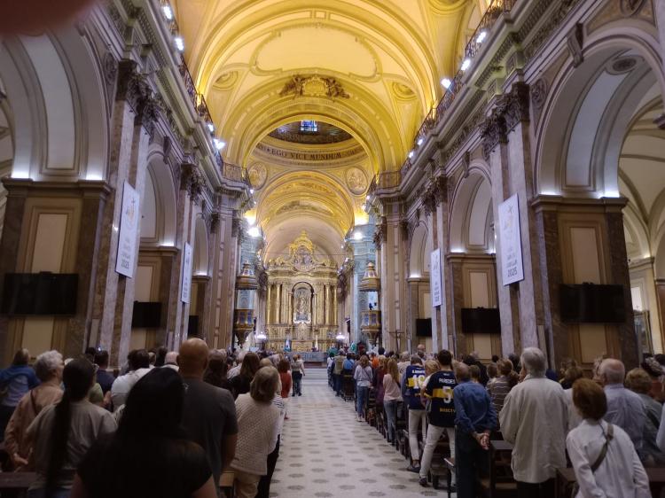 Dos parroquias porteñas peregrinaron por la calle Florida