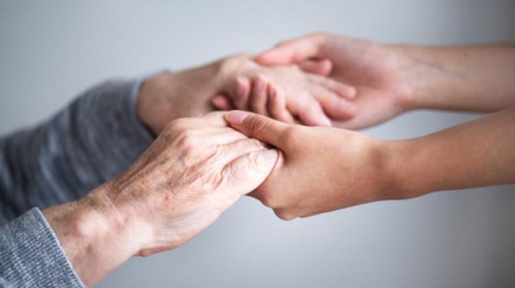 El Card. Rossi invita a redescubrir el valor del cuidado y la ternura cotidiana