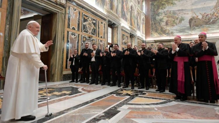 El Papa, a seminaristas italianos: la Iglesia es una 'obra en construcción' El Papa, a seminaristas italianos: la Iglesia es una 'obra en construcción'