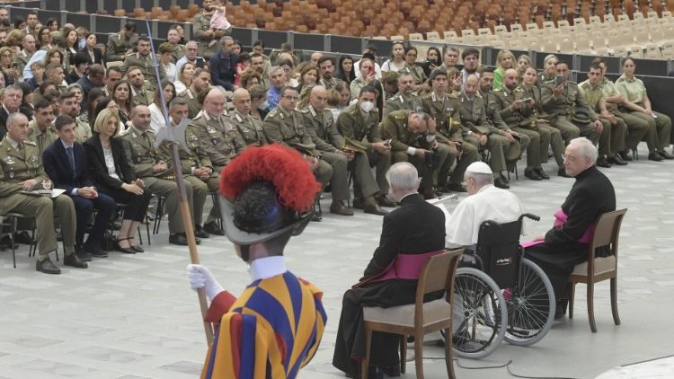 El Papa agradeció a militares por el "discreto e importante servicio que prestan" El Papa agradeció a militares por el "discreto e importante servicio que prestan"