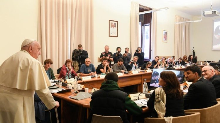 El Papa alienta a los movimientos populares a seguir levantando la bandera de las 3T El Papa alienta a los movimientos populares a seguir levantando la bandera de las 3T