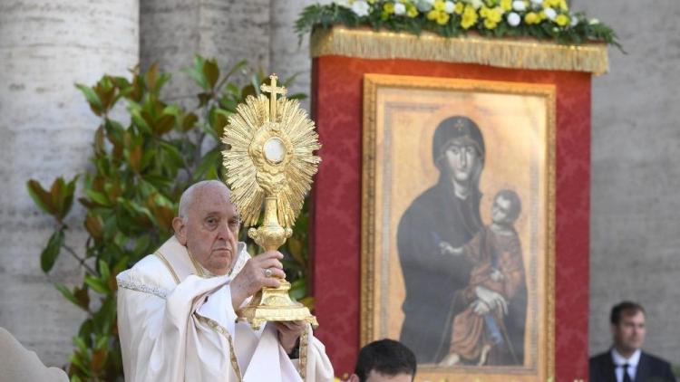 El Papa, en Corpus: 'Urgente devolver al mundo el aroma bueno y fresco del pan del amor' El Papa, en Corpus: 'Urgente devolver al mundo el aroma bueno y fresco del pan del amor'