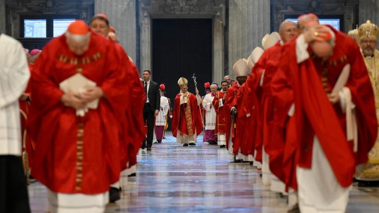El Papa impuso el palio a 54 nuevos arzobispos, entre ellos dos argentinos