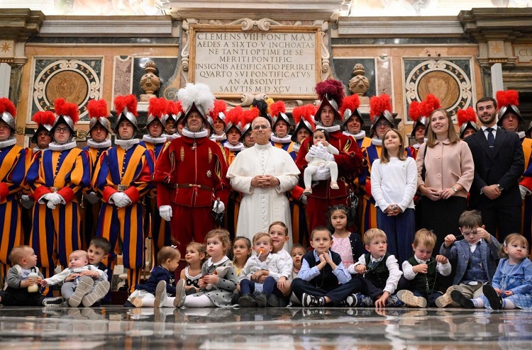 El Papa invitó a los Guardias Suizos a cultivar la amistad con Cristo