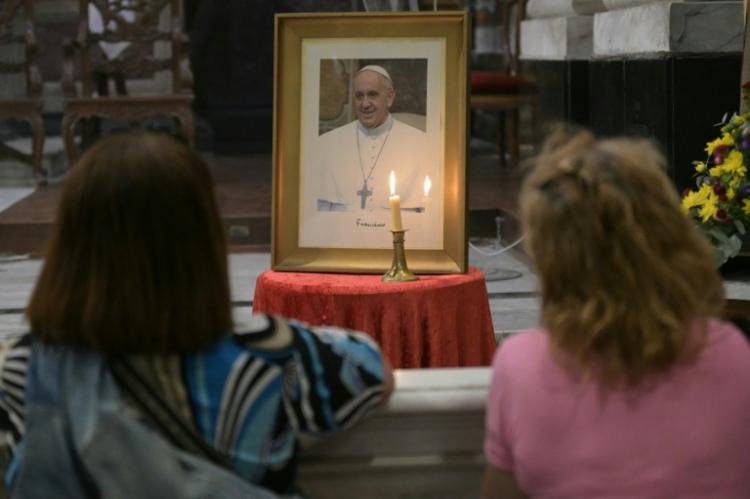 El estado del Papa sigue siendo crítico, pero no sufrió nuevas crisis respiratorias