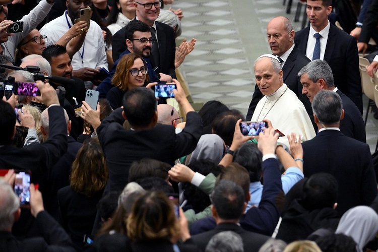 El Papa pide a los Medios proteger los 'rostros y las voces' humanas