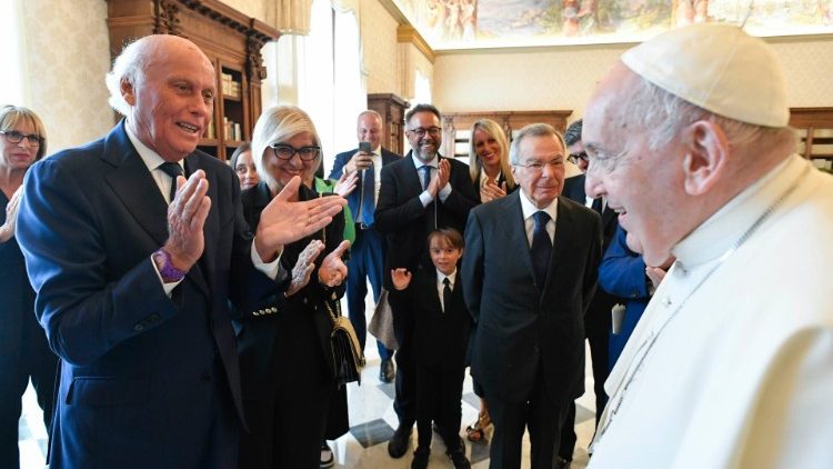 El Papa pide ayuda a los periodistas para comunicar el Sínodo El Papa pide ayuda a los periodistas para comunicar el Sínodo