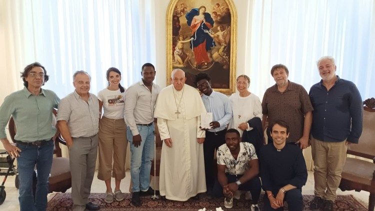 El Papa recibió en audiencia a un grupo de migrantes El Papa recibió en audiencia a un grupo de migrantes