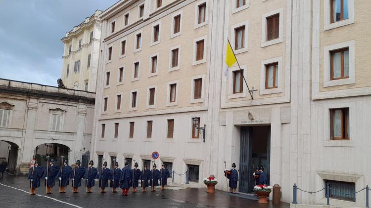 El Papa registra 'ligeras mejorías' y continúa su convalecencia en Santa Marta