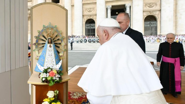 El Papa rezó por la Argentina ante la imagen de la Virgen de Luján El Papa rezó por la Argentina ante la imagen de la Virgen de Luján