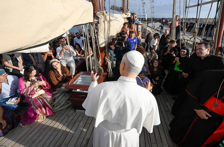 El Papa visitó a los jóvenes del 'Velero de la Paz' en el puerto de Ostia El Papa visitó a los jóvenes del 'Velero de la Paz' en el puerto de Ostia