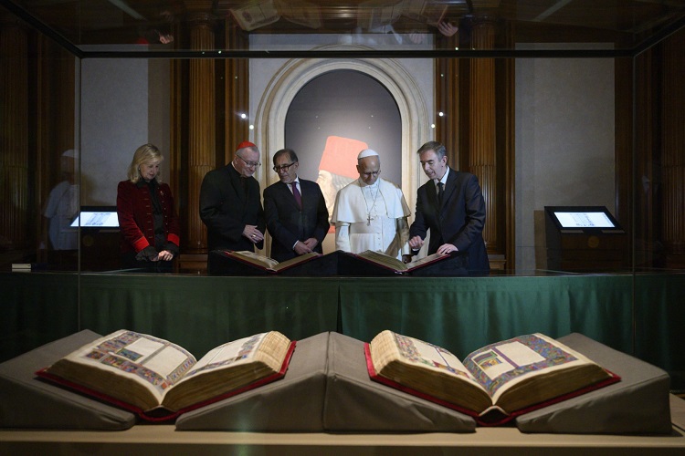 El Papa visitó una exposición de Biblias en la Biblioteca del Senado