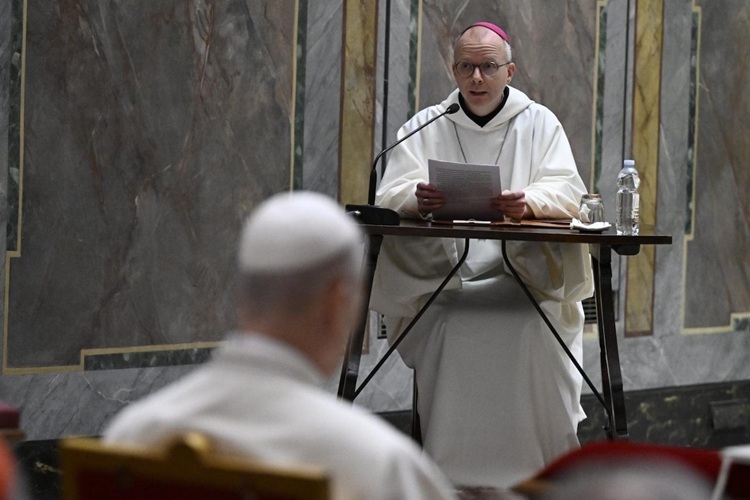 El Papa y los miembros de la Curia Romana iniciaron su retiro de Cuaresma