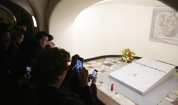 El Vaticano ya permite visitar la tumba de Benedicto XVI El Vaticano ya permite visitar la tumba de Benedicto XVI