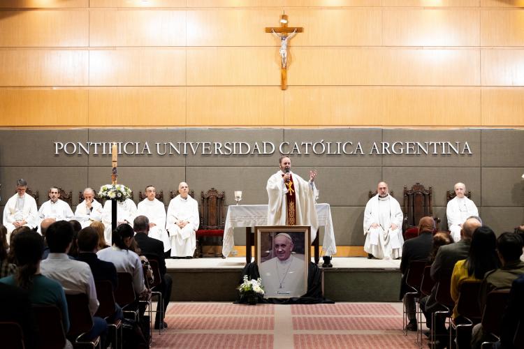 En memoria del Papa, la UCA celebró misa por el Papa Francisco En memoria del Papa, la UCA celebró misa por el Papa Francisco