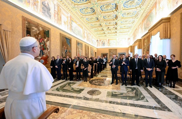 Europa nunca debe olvidar sus raíces judeocristianas, afirmó el Papa