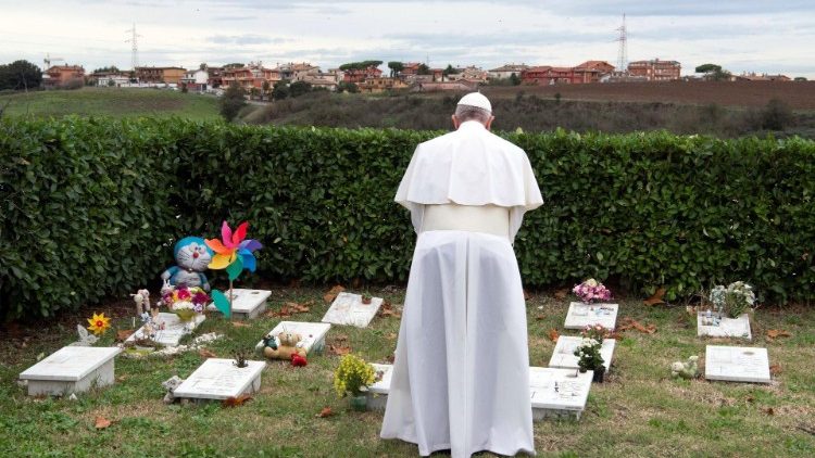 Fieles difuntos: el Papa presidirá la misa en el Cementerio Laurenciano Fieles difuntos: el Papa presidirá la misa en el Cementerio Laurenciano