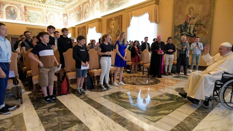 Francisco a los jóvenes franceses: Que los futuros santos sean su inspiración Francisco a los jóvenes franceses: Que los futuros santos sean su inspiración