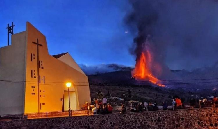 Francisco alienta a los habitantes de la isla de La Palma afectados por el volcán Francisco alienta a los habitantes de la isla de La Palma afectados por el volcán