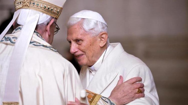 Francisco celebrará una misa en memoria de Benedicto XVI y los obispos fallecidos Francisco celebrará una misa en memoria de Benedicto XVI y los obispos fallecidos